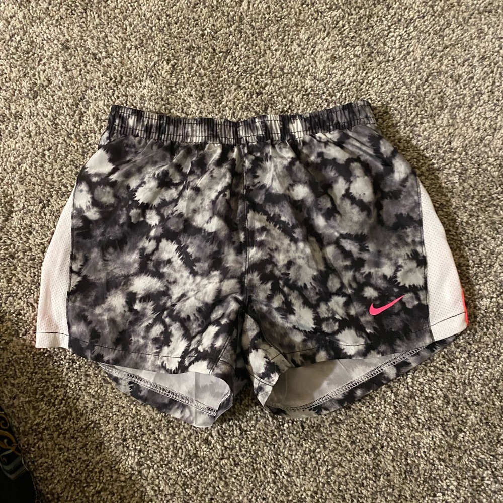 NIKE - GREY & WHITE SHORTS